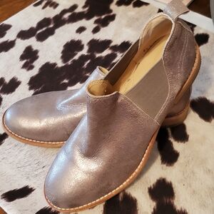 Clark’s Artisan Everlane Metallic Ankle Booties Size 8.5